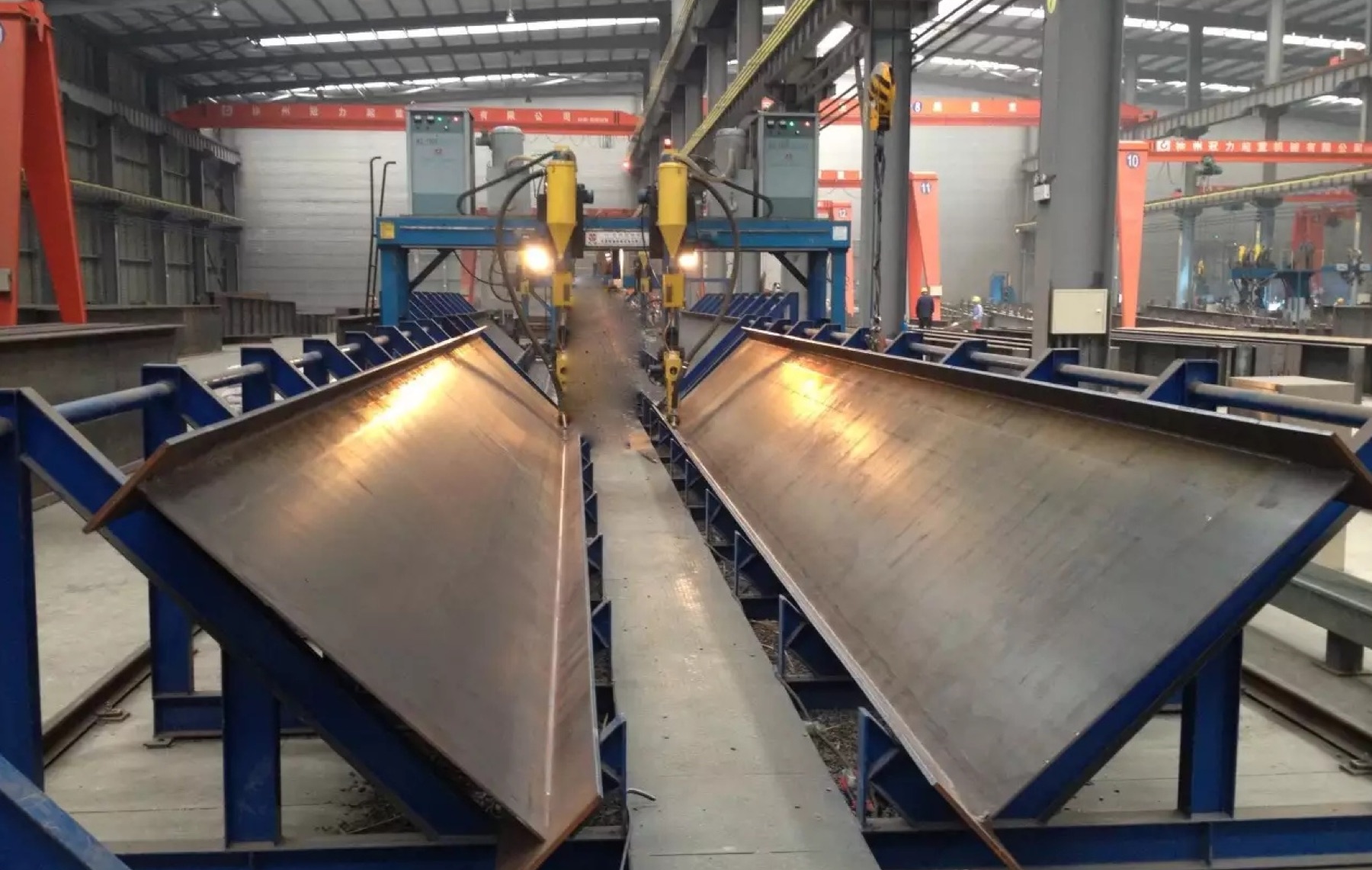 Heavy beam fabrication under plasma torch